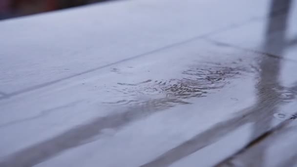Druppels regen op de balkonvloer — Stockvideo