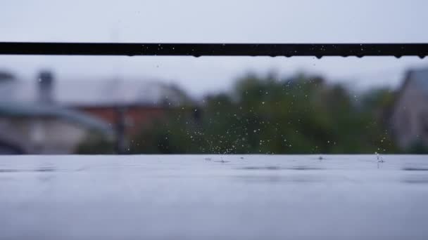 Druppels regen die op het balkon vallen — Stockvideo