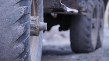 Paslı eski bir kamyonun lastiği.