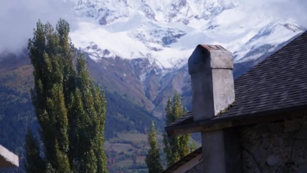 Una casa rural en las montañas — Vídeo de stock