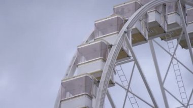 Beyaz dönme dolap dönüyor 