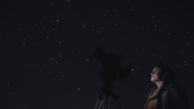 Gece gökyüzünü fotoğraflayan kadın