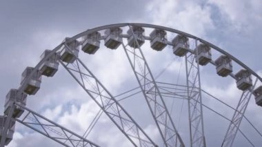 Dönen dönme dolap, geniş açı.