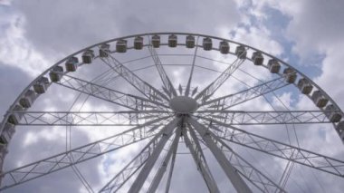 Beyaz dönme dolap yavaşça dönüyor