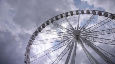 Dönme dolap bulutlara karşı dönüyor.