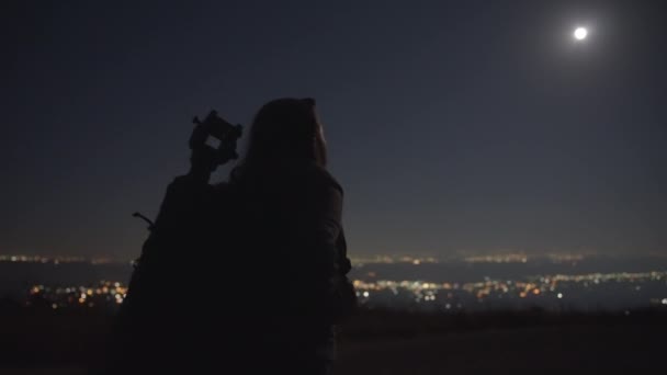 Kobieta chodząca w świetle księżyca — Wideo stockowe