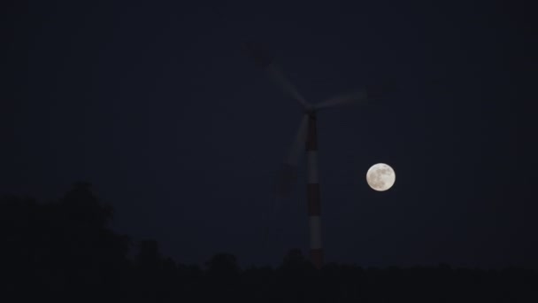 Caducidad de la turbina eólica por la noche — Vídeos de Stock