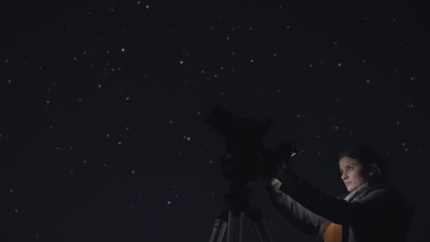 Kobieta filmująca gwiazdy w nocy, średnia — Wideo stockowe