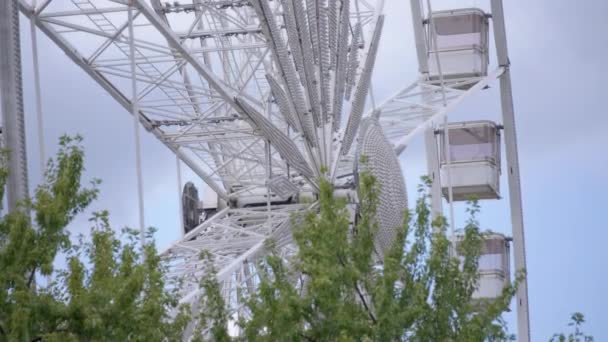 城市公园里的白色摩天轮 — 图库视频影像