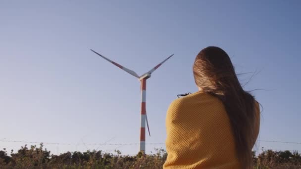 Kobieta filmująca turbiny wiatrowe — Wideo stockowe