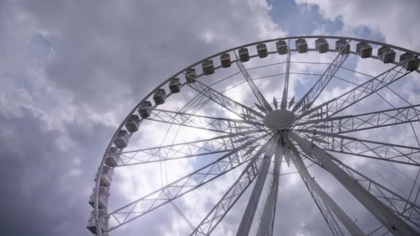 Ferris wheel rotating against the clouds — Stock Video