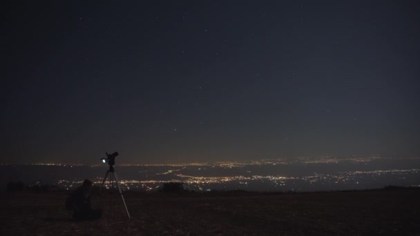 Kobieta fotografująca nocne niebo — Wideo stockowe