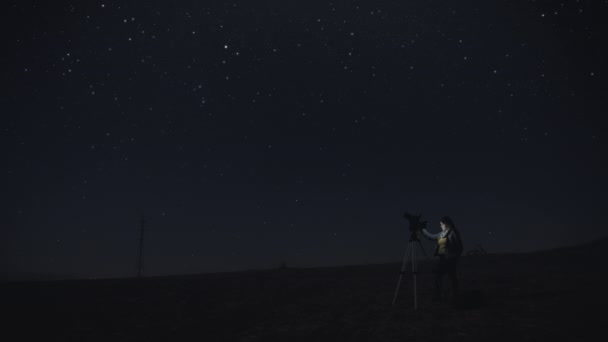 Vrouw filmt sterren 's nachts — Stockvideo