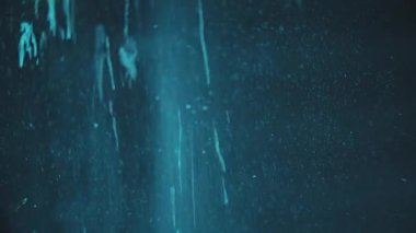 Mavi cama su püskürtülüyor.