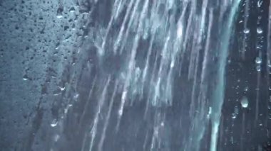 Cam yüzeyine su püskürtülüyor.