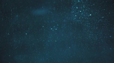 Su kadehten yavaşça düşüyor. 