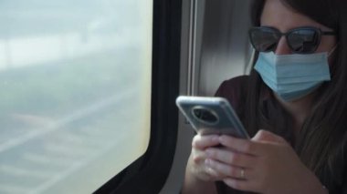 Trende telefon kullanan bir kadın.