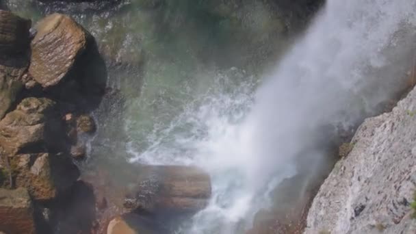 Cachoeira batendo nas rochas — Vídeo de Stock