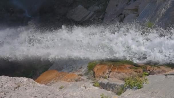 Abstrakter Wasserfall fällt vom Felsen — Stockvideo