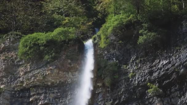 Corriente del río que cae desde el alto acantilado — Vídeo de stock