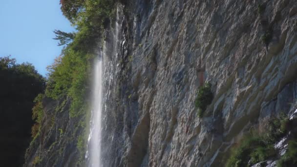 Sol brillando en la alta cascada — Vídeo de stock