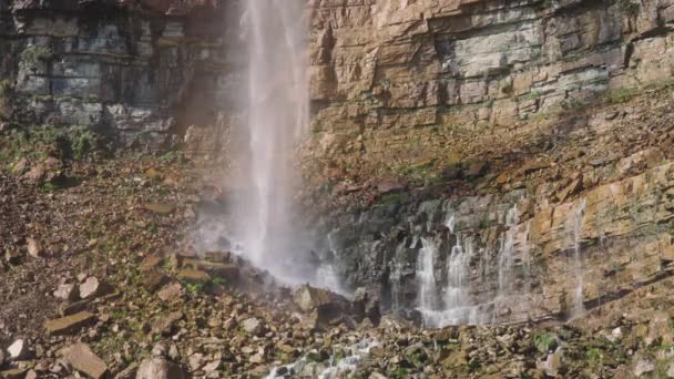 El agua chocando contra las rocas — Vídeo de stock