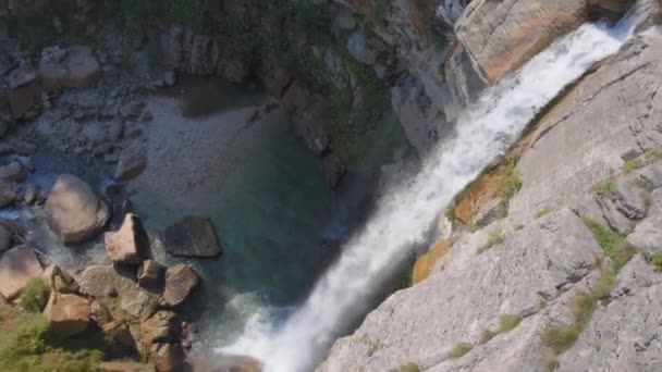 Cachoeira no parque natural selvagem — Vídeo de Stock