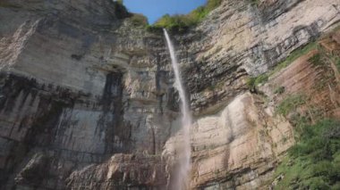 Dağlarda yüksek şelale