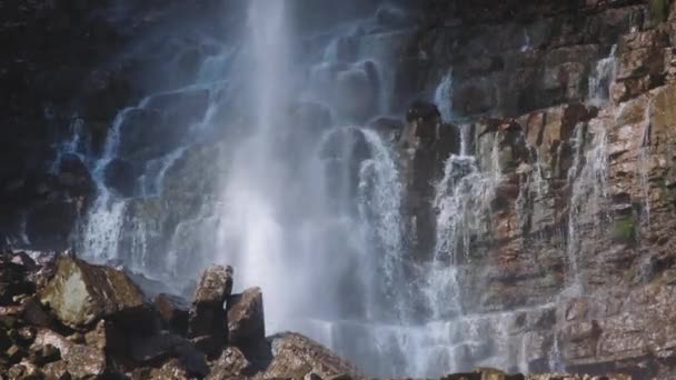 Cascada de cascada y rocas — Vídeos de Stock