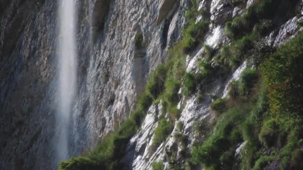 Sol brillando sobre la cascada del acantilado — Vídeo de stock
