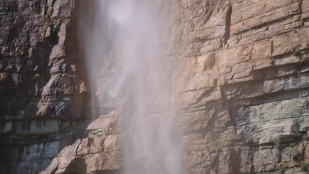 Salpicaduras de cascada en el aire — Vídeo de stock