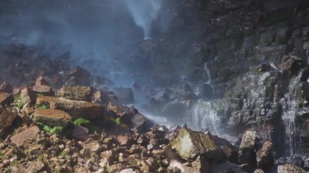 Cascada se estrella en las piedras — Vídeo de stock