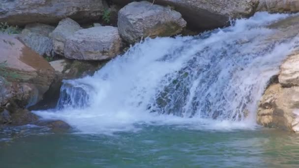 Corriente de agua fluyendo a través de las rocas — Vídeos de Stock