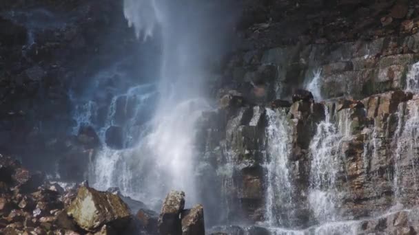 Cascada se estrella en las piedras de la cascada — Vídeo de stock