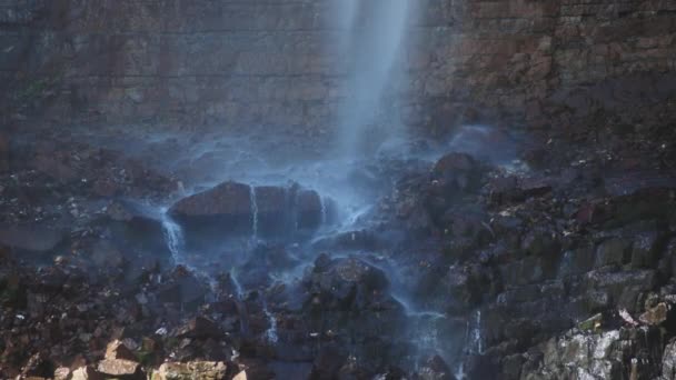 El agua se estrella en las piedras de la cascada — Vídeos de Stock
