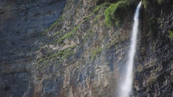 Cascada cayendo desde el acantilado — Vídeo de stock