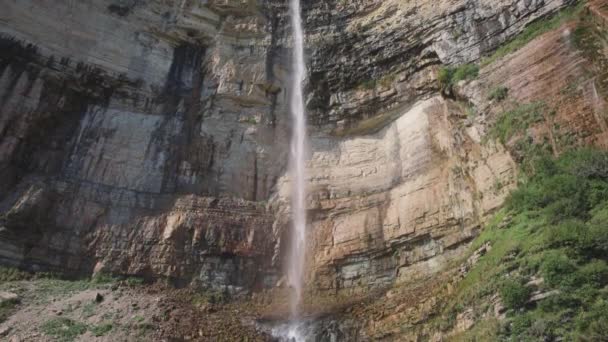 Cascada entre las rocas — Vídeos de Stock