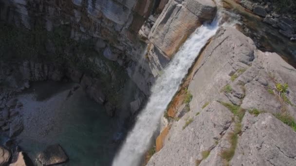 Wasser fällt von hohem Felsen — Stockvideo