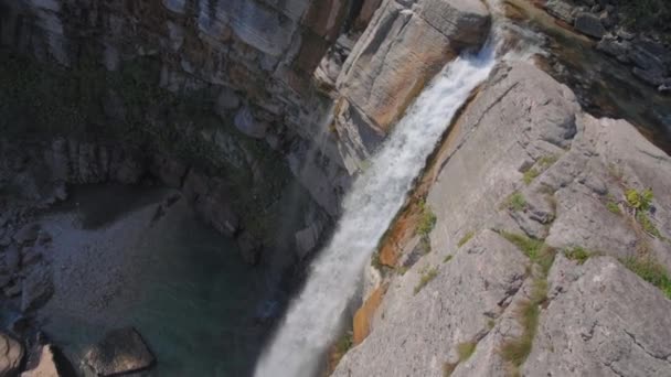 Agua cayendo de roca alta — Vídeo de stock