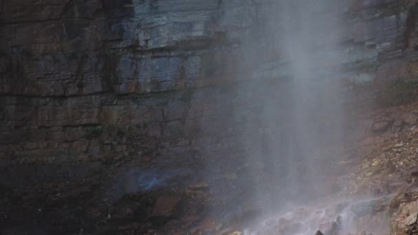 Salpicos de cachoeira iluminados com luz solar — Vídeo de Stock