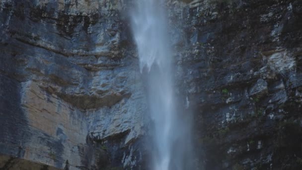 Água caindo sobre a pilha de rochas — Vídeo de Stock