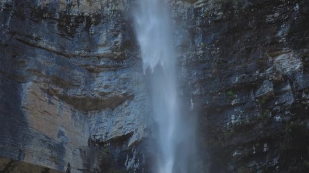 Agua cayendo sobre la pila de rocas — Vídeos de Stock