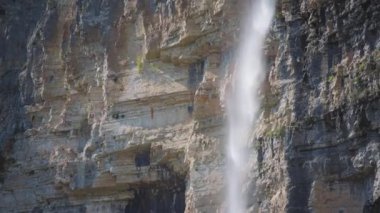 Uçurumdan su damlıyor.