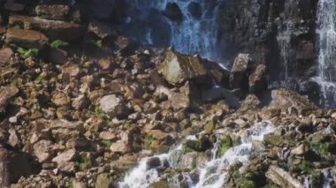 Şelaleler çağlıyor. 