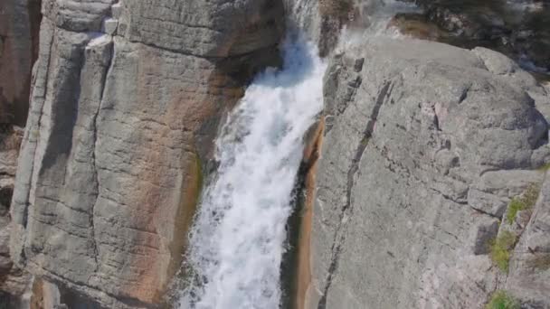 Cascada cayendo a través de rocas de montaña — Vídeos de Stock