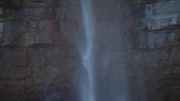 Cascada se estrella en la pila de rocas — Vídeo de stock