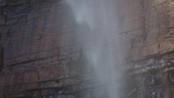 Partículas de cachoeira iluminadas com luz solar — Vídeo de Stock