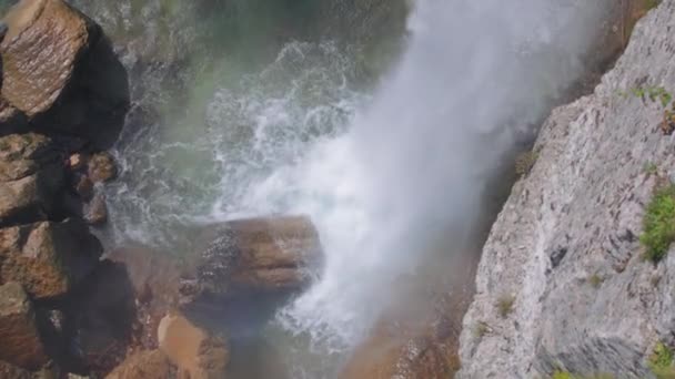 Cascata che si schianta sulle rocce — Video Stock