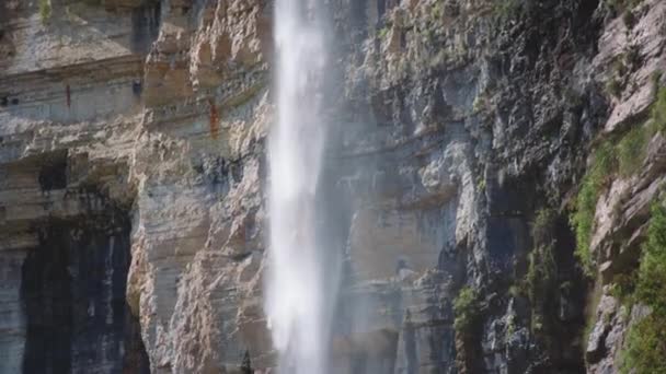 Разбрызгивание воды с горы — стоковое видео