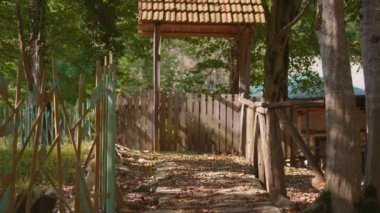 Ormanda ahşap çitler